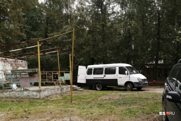 Тело обнаружили по соседству с детской площадкой и садиком Тело обнаружили по соседству с детской площадкой и садиком 