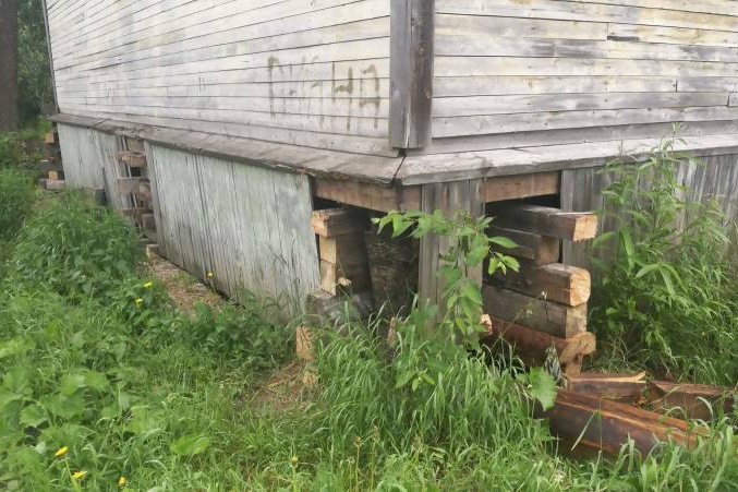 Здание укрепили городками Здание укрепили городками
