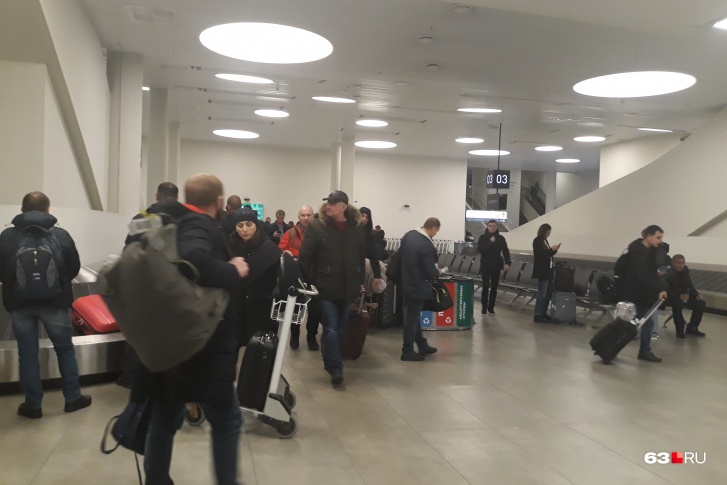 Все пассажиры, которые прилетают из-за границы, заполняют анкеты и должны 14 дней находиться на карантине Все пассажиры, которые прилетают из-за границы, заполняют анкеты и должны 14 дней находиться на карантине