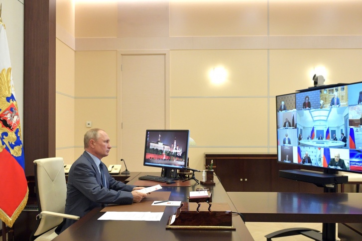 В последнее время президент проводит видеоконференции с завидной регулярностью В последнее время президент проводит видеоконференции с завидной регулярностью