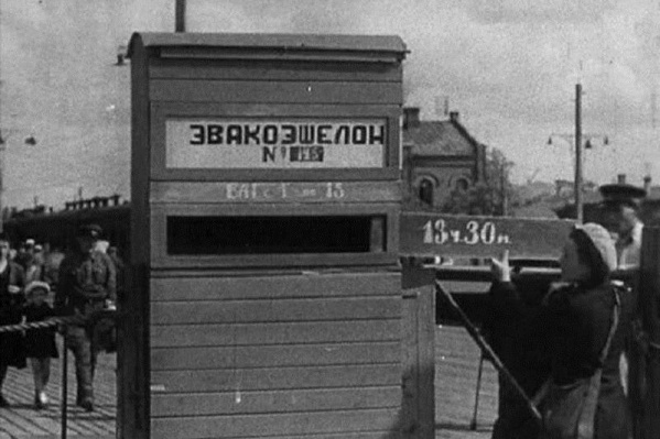 В годы войны на вокзалах не было электронного табло. Поэтому пользовались деревянным В годы войны на вокзалах не было электронного табло. Поэтому пользовались деревянным