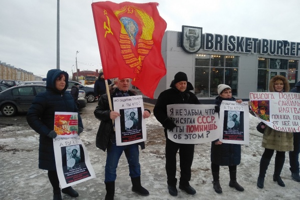 Одна из участниц пикета призвала не стесняться красных флагов Одна из участниц пикета призвала не стесняться красных флагов