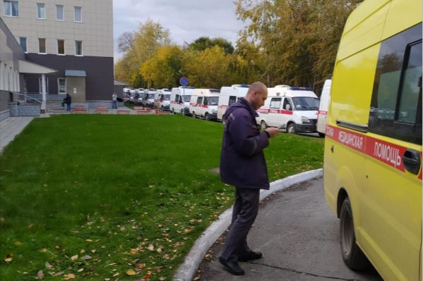 Такая очередь из машин скорой помощи собралась вчера. Фото сделано в 18 часов вечера Такая очередь из машин скорой помощи собралась вчера. Фото сделано в 18 часов вечера 