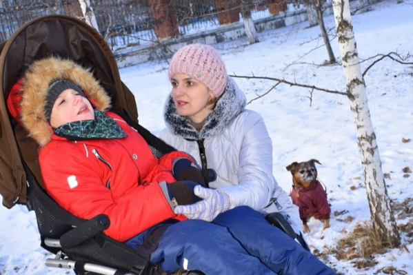 Мальчик передвигается на коляске Мальчик передвигается на коляске 