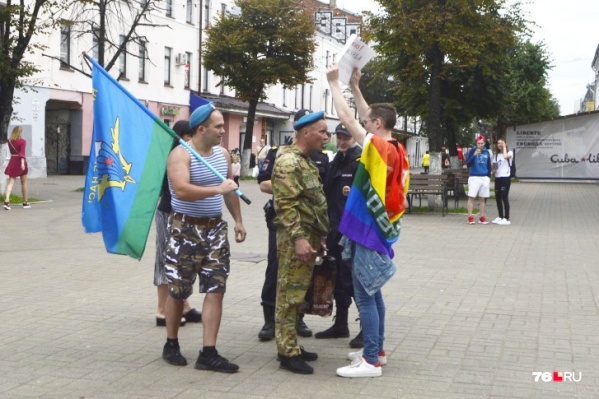 Конфликт ЛГБТ-активиста и бывших десантников произошел на улице Кирова в День ВДВ Конфликт ЛГБТ-активиста и бывших десантников произошел на улице Кирова в День ВДВ