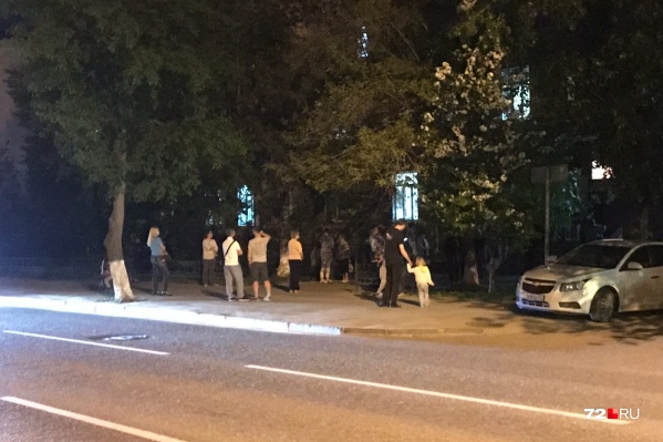 Люди продолжали ждать своей очереди у больницы на Ленина, 69 после полуночи Люди продолжали ждать своей очереди у больницы на Ленина, 69 после полуночи