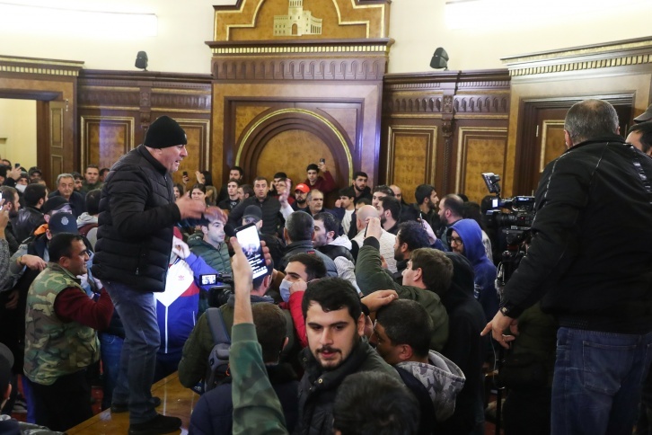 Протестующие против прекращения войны в Карабахе ворвались в здание правительства Армении Протестующие против прекращения войны в Карабахе ворвались в здание правительства Армении