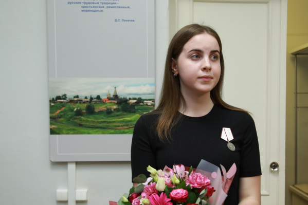 Студентку мединститута, находящуюся на каникулах, вызвали помогать фельдшеру медпункта воинской части Студентку мединститута, находящуюся на каникулах, вызвали помогать фельдшеру медпункта воинской части 