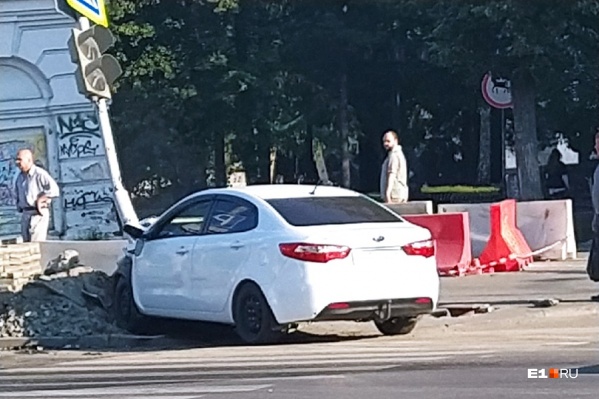 KIA въехала в столб KIA въехала в столб
