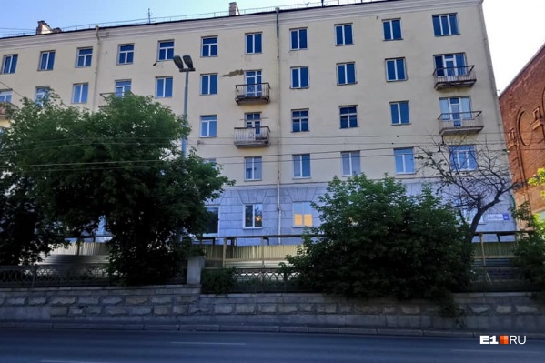 В выходные здание полностью обнесли забором В выходные здание полностью обнесли забором