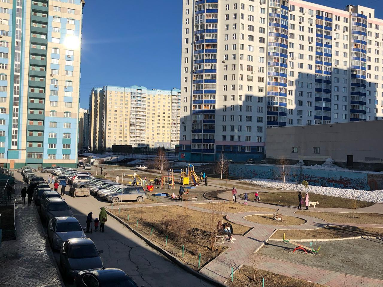 В Горском микрорайоне люди спокойно гуляют на детской площадке В Горском микрорайоне люди спокойно гуляют на детской площадке