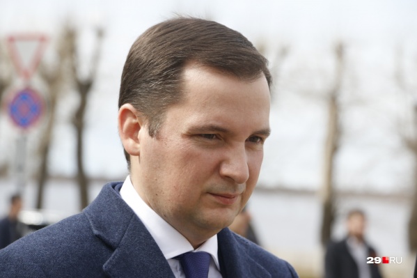 Врио губернатора у Вечного огня ответил на вопросы журналистов Врио губернатора у Вечного огня ответил на вопросы журналистов
