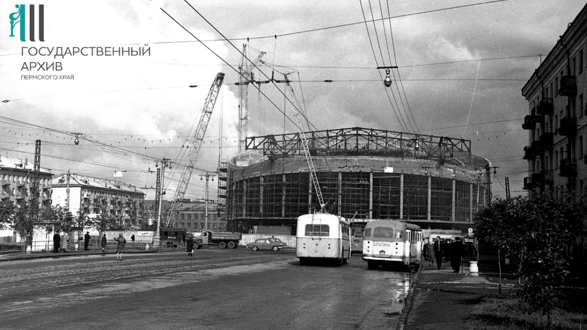 В 1970 году в Перми построили и открыли каменное здание цирка по типовому проекту Георгия Напреенко. Как назвали этот проект архитекторы в шутку из-за похожести на головной убор?<br /><br />