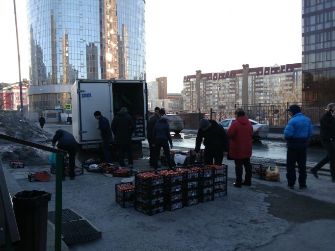 Мужчина рассказывает прохожим, что раздаёт уже третью машину помидоров Мужчина рассказывает прохожим, что раздаёт уже третью машину помидоров