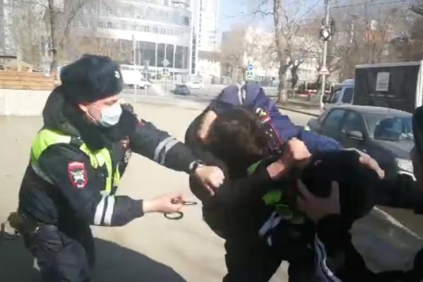 Двое инспекторов пытались усмирить юношу Двое инспекторов пытались усмирить юношу