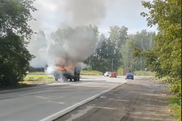Большегруз загорелся возле поворота на городскую свалку Большегруз загорелся возле поворота на городскую свалку