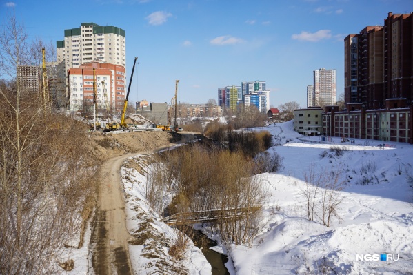 По мнению властей, в пойме реки может быть и парк, и дорога. Так это место выглядело в 2018 году По мнению властей, в пойме реки может быть и парк, и дорога. Так это место выглядело в 2018 году