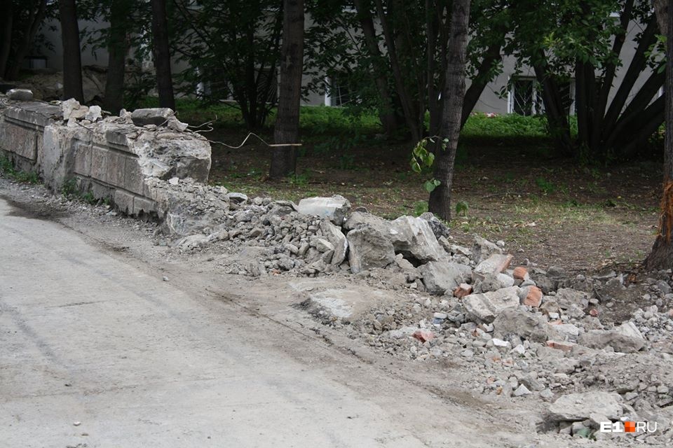 «Это остатки свердловской старины»: в сквере на Шейнкмана снесли историческую ограду