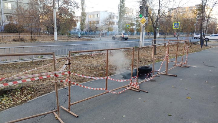 «Ждут, когда кто-нибудь провалится?»: в Волгограде порыв трубы с кипятком размыл пешеходную дорожку