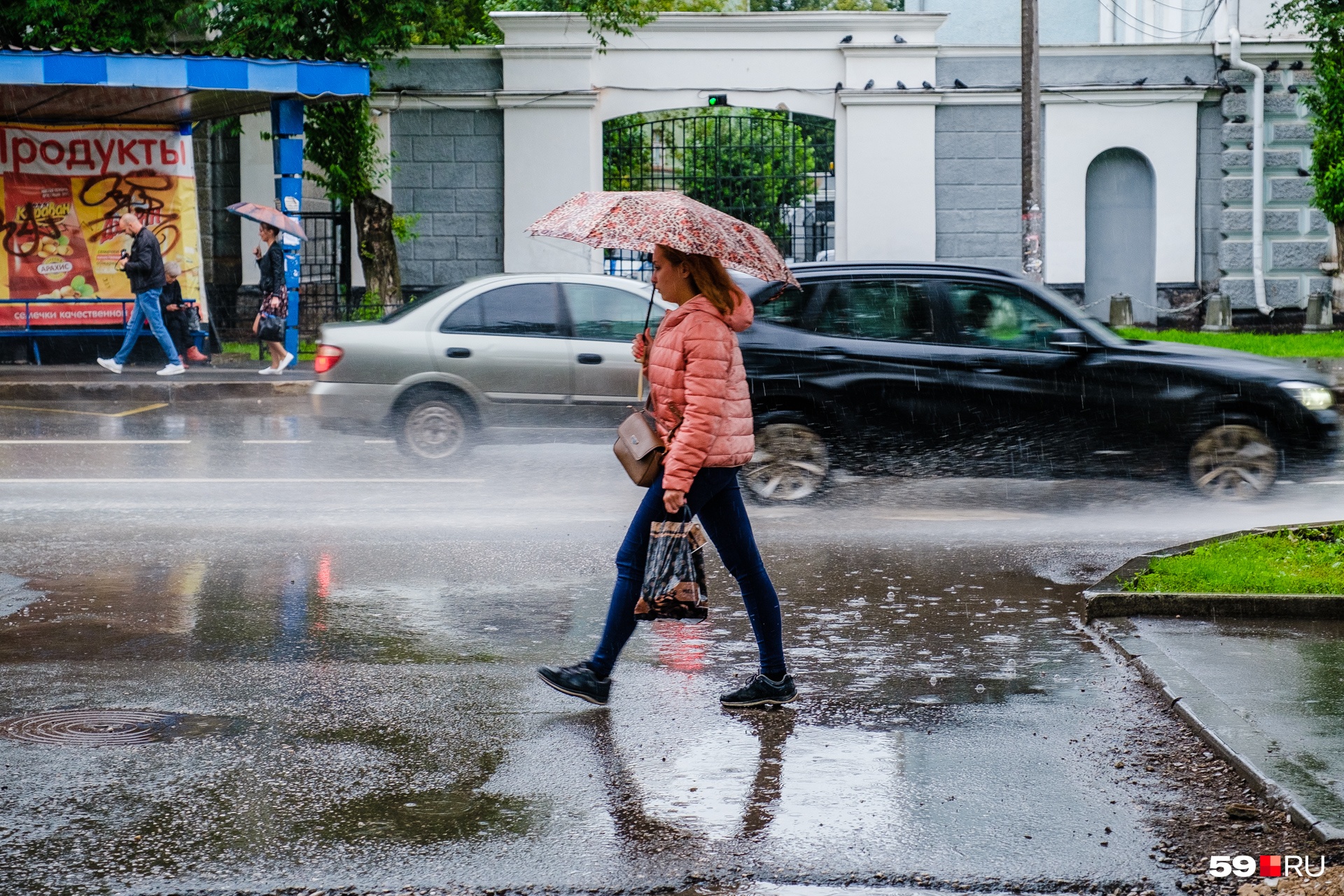 Погода пермь дождь. Дождливое лето. Ливень летом. Похолодание летом. Человек под дождем.