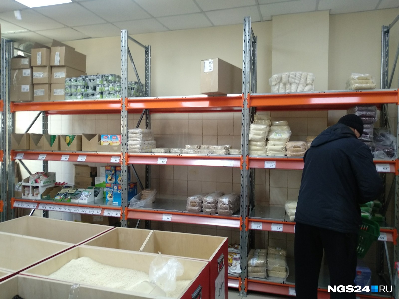 На второй день после объявления о выявлении болезни в крае жители города продолжают опустошать полки На второй день после объявления о выявлении болезни в крае жители города продолжают опустошать полки 