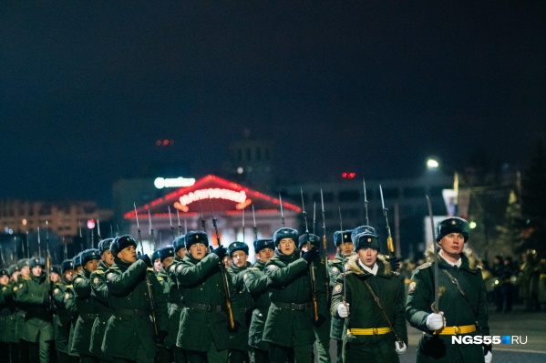 Вечером 21 февраля по центру Омска маршировали военные. Всё в порядке: это была репетиция праздничного парада Вечером 21 февраля по центру Омска маршировали военные. Всё в порядке: это была репетиция праздничного парада