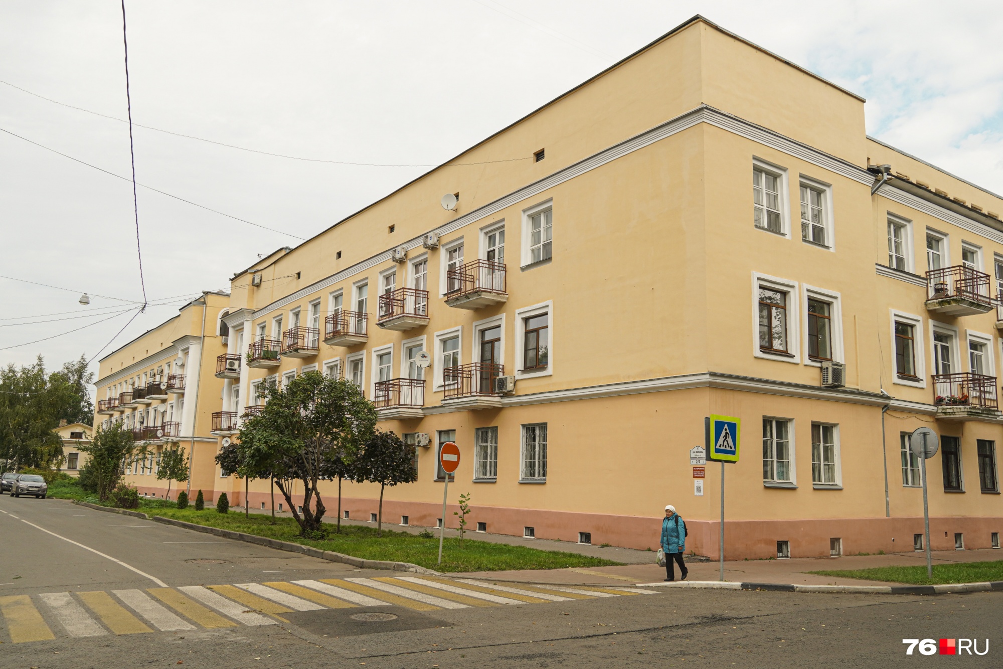 Стоящее рядом здание на Волкова, 2 выглядит чистым и обновлённым Стоящее рядом здание на Волкова, 2 выглядит чистым и обновлённым