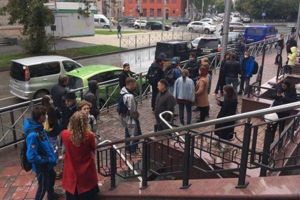 Вчера в штабе оппозиционной коалиции двое неизвестных разбили бутылку с едкой жидкостью Вчера в штабе оппозиционной коалиции двое неизвестных разбили бутылку с едкой жидкостью 