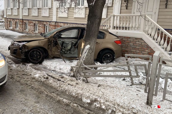 Авария произошла днем на Челюскинцев. Напротив находится представительство Ямало-Ненецкого автономного округа Авария произошла днем на Челюскинцев. Напротив находится представительство Ямало-Ненецкого автономного округа