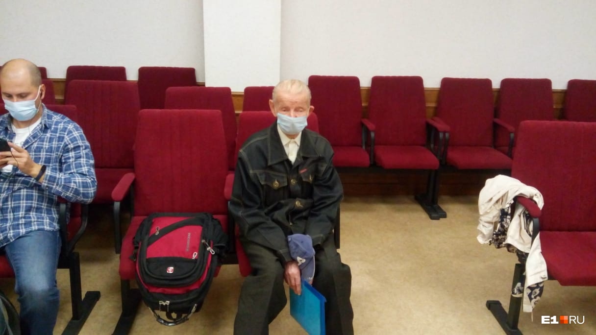 Обвиняемого поддержать пришел только отец Обвиняемого поддержать пришел только отец