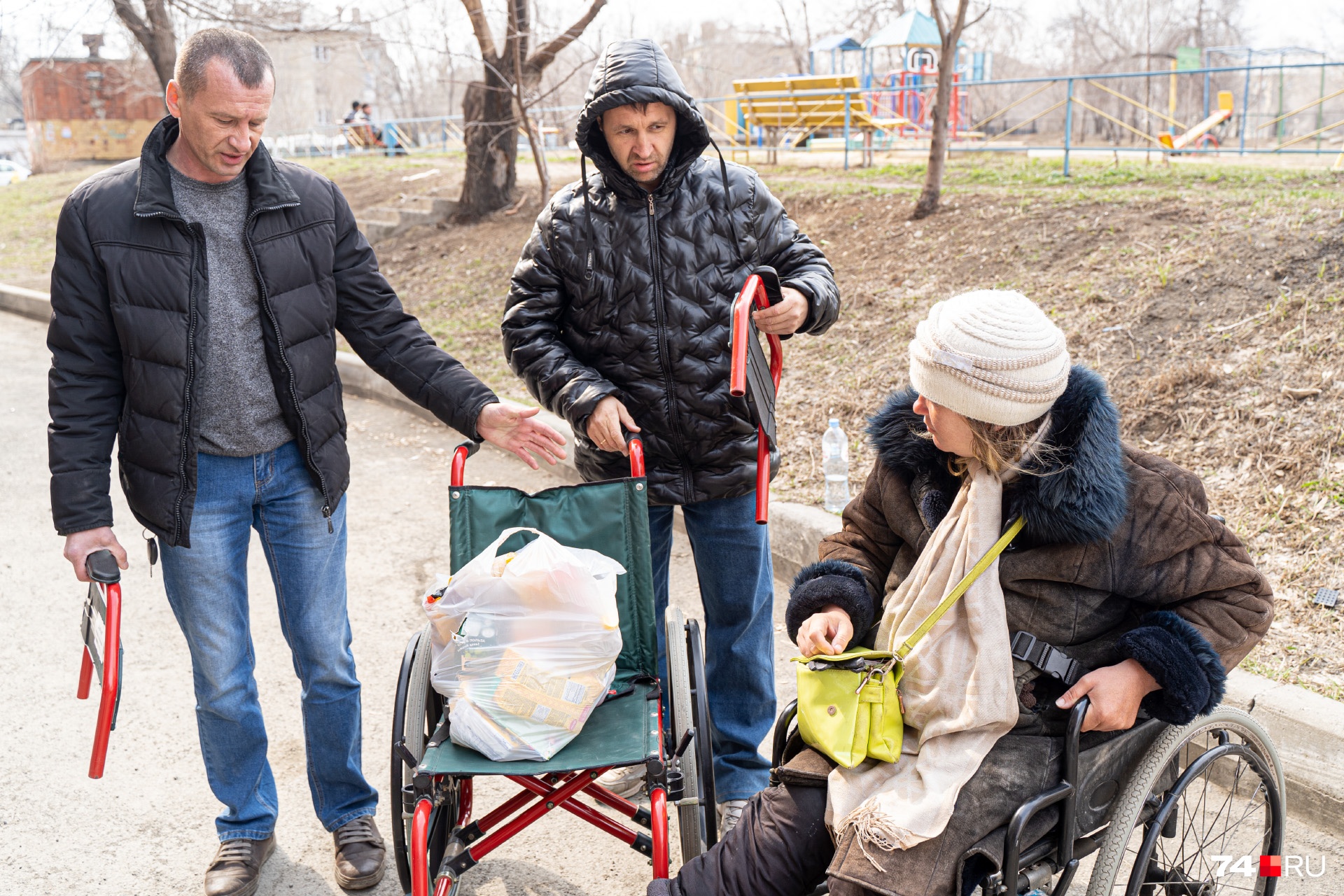 У новой коляски отстёгиваются поручни, поэтому Светлана сможет пересаживаться на кровать прямо из коляски У новой коляски отстёгиваются поручни, поэтому Светлана сможет пересаживаться на кровать прямо из коляски