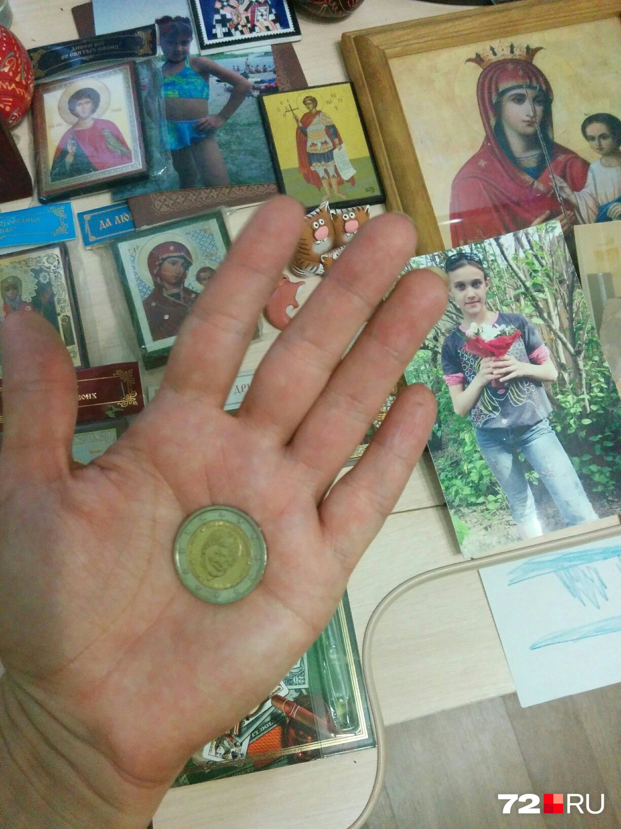 Несколько лет назад Наталья рассказывала о том, что их семье прислали «Монету надежды» с пожеланиями скорейшего возвращения Анюты. На снимке среди множества икон виднеется фото Ани. Тут она девочка-подросток. Совсем скоро Ане исполнится 22 года Несколько лет назад Наталья рассказывала о том, что их семье прислали «Монету надежды» с пожеланиями скорейшего возвращения Анюты. На снимке среди множества икон виднеется фото Ани. Тут она девочка-подросток. Совсем скоро Ане исполнится 22 года