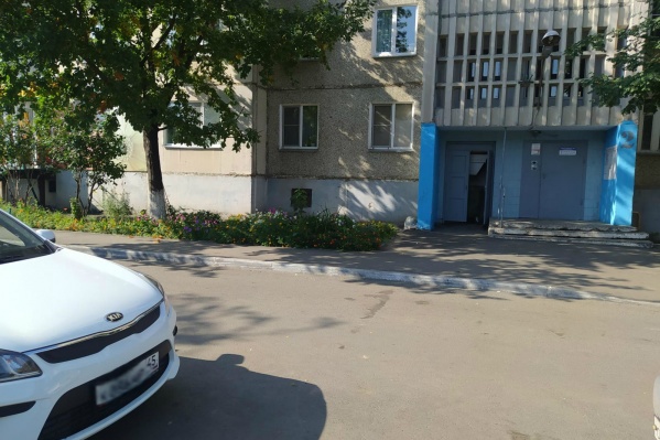 Девочка вышла из-за припаркованных машин и попала под колёса неустановленного автомобиля Девочка вышла из-за припаркованных машин и попала под колёса неустановленного автомобиля