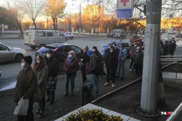 Такая очередь выстраивается у поликлиники <nobr class="_">№ 2</nobr> на улице Доватора по утрам Такая очередь выстраивается у поликлиники <nobr class="_">№ 2</nobr> на улице Доватора по утрам