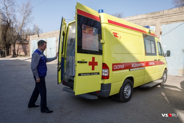 Врачи скорой сейчас заезжают на подстанцию только пополнить запас лекарств и на пересменку Врачи скорой сейчас заезжают на подстанцию только пополнить запас лекарств и на пересменку