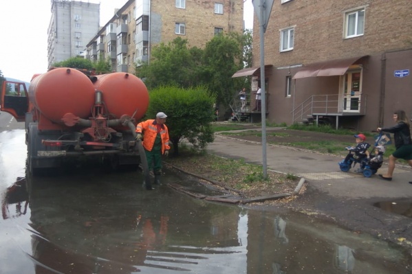 Воду откачивали коммунальщики Воду откачивали коммунальщики