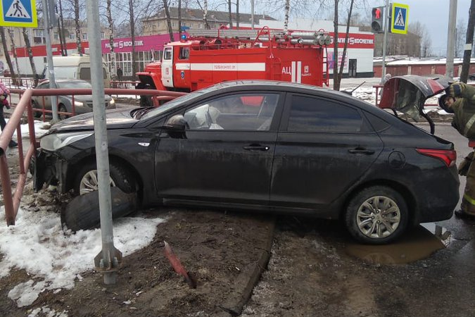 Машину отбросило в ограждение: в аварии в Рыбинске пострадал мужчина