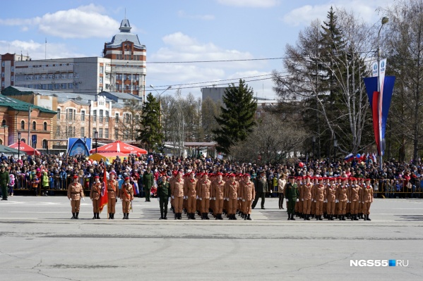 Парад победы в омске фото