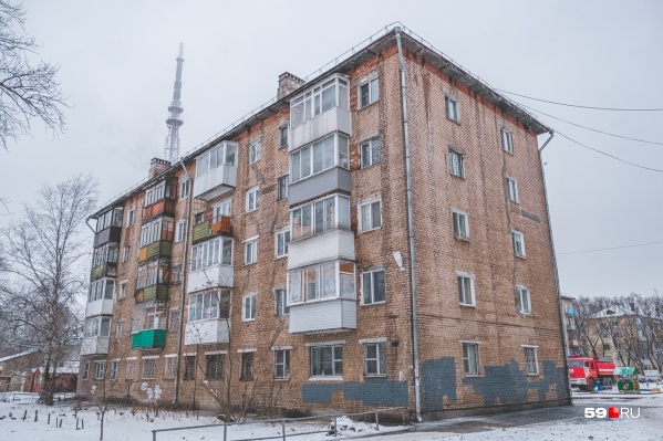 Сгорела крыша двухподъездной пятиэтажки Сгорела крыша двухподъездной пятиэтажки 