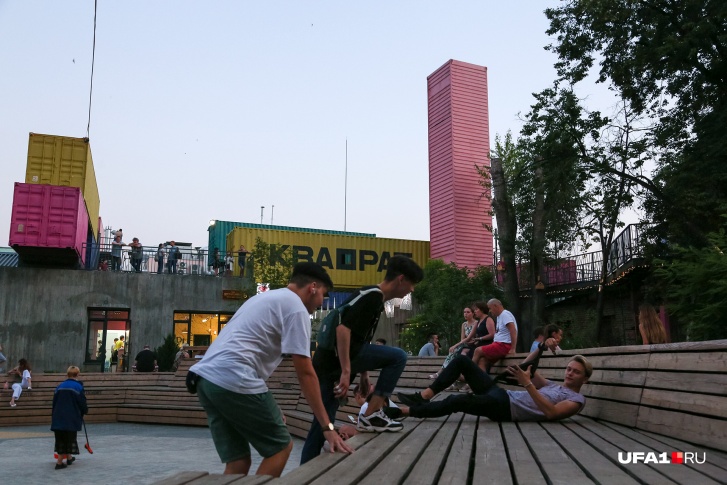В «Арт-КВАДРАТе» могут собраться одновременно молодежь и взрослые В «Арт-КВАДРАТе» могут собраться одновременно молодежь и взрослые