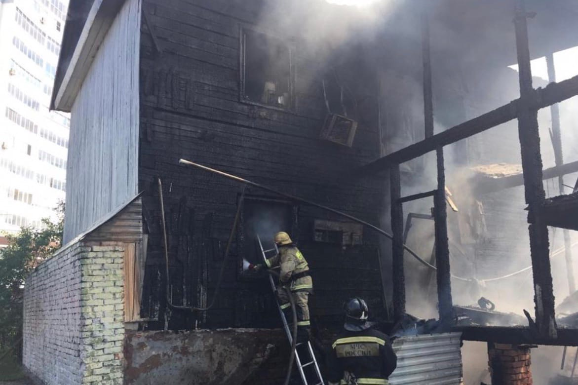 В Уфе на улице Софьи Перовской загорелся дом, пострадали три человека