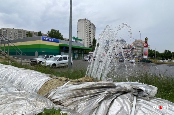 Подачу воды в аварийную трубу оперативно перекрыли Подачу воды в аварийную трубу оперативно перекрыли