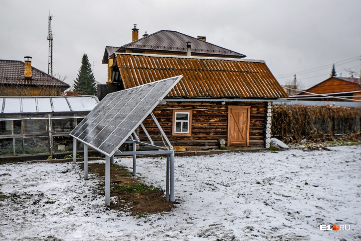 Солнечные батареи продолжают снабжать энергией дом даже в такую типично уральскую погоду