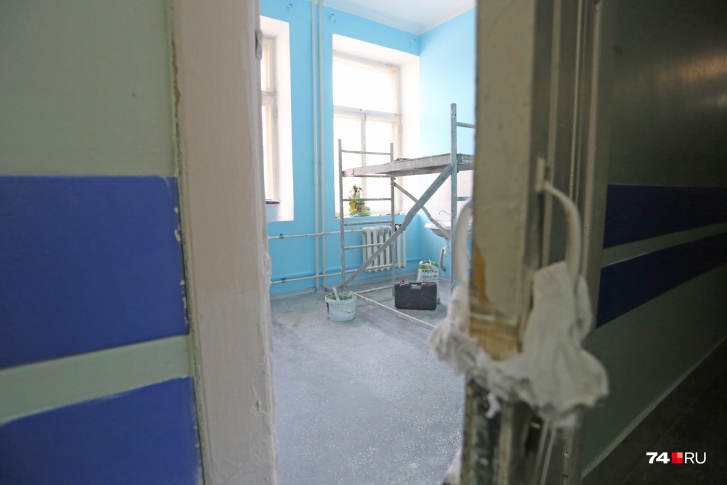 В больницах делают ремонт, подводят кислород к койкам, строят санузлы и ставят перегородки В больницах делают ремонт, подводят кислород к койкам, строят санузлы и ставят перегородки