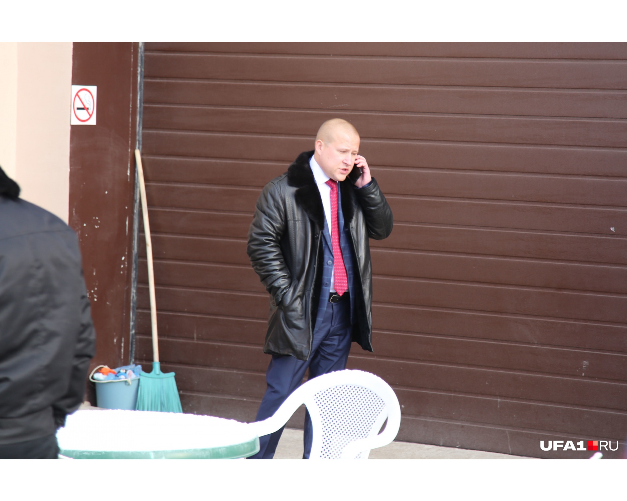 Директор пансионата постоянно говорил с кем-то по телефону Директор пансионата постоянно говорил с кем-то по телефону 