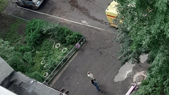 В Ярославле из окна на седьмом этаже выпал ребёнок