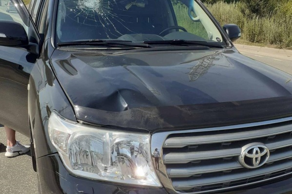На лобовом стекле автомобиля остался след от удара На лобовом стекле автомобиля остался след от удара