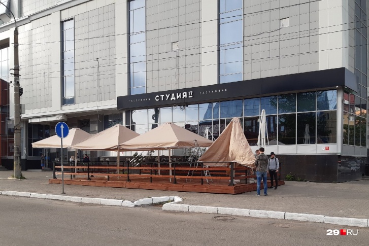 Позволять посетителям с едой навынос, купленной в заведении, сидеть на летней веранде или террасе с сегодняшнего дня запрещено Позволять посетителям с едой навынос, купленной в заведении, сидеть на летней веранде или террасе с сегодняшнего дня запрещено