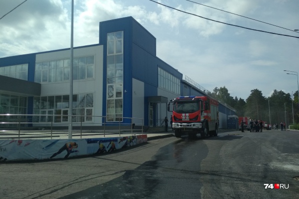 На месте происшествия работали спасатели из двух пожарных частей На месте происшествия работали спасатели из двух пожарных частей