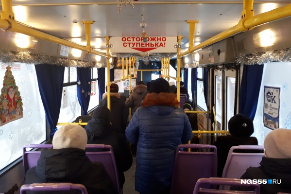 Пассажиры выстроились в очередь к водительской кабине Пассажиры выстроились в очередь к водительской кабине